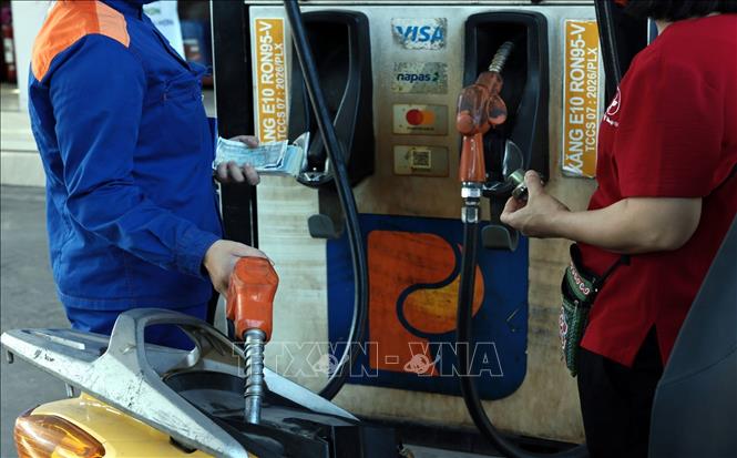 Điểm kinh doanh của Petrolimex số 1 Lương Yên, Hà Nội chuyển đổi 100% sang xăng E10. Ảnh: Trần Việt - TTXVN