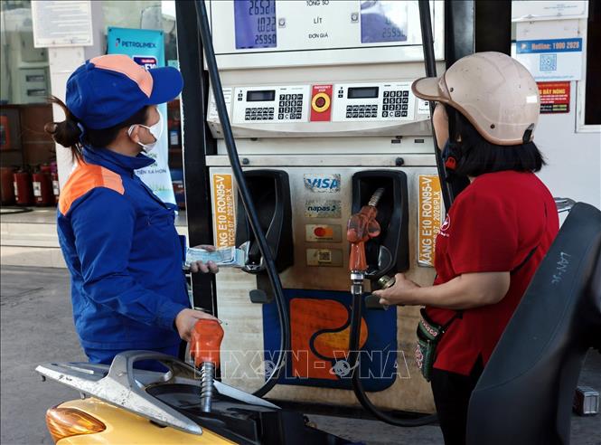 Mua bán xăng sinh học tại một cửa hàng của Petrolimex sáng 24/5. Ảnh: Trần Việt - TTXVN