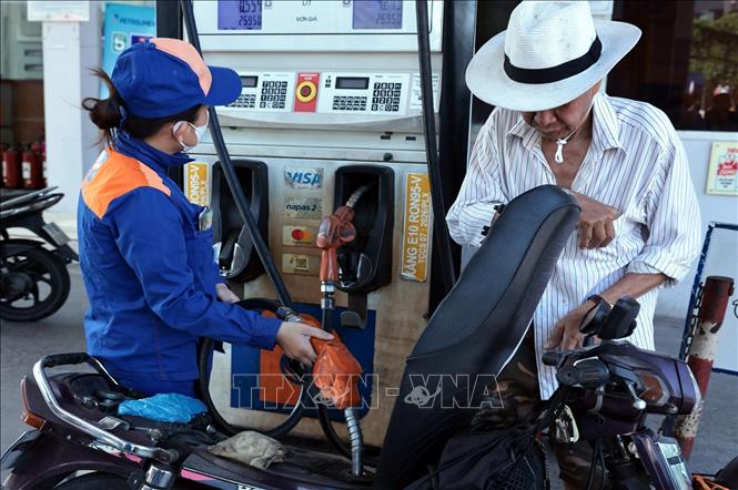 Mua bán xăng sinh học tại một cửa hàng của Petrolimex sáng 24/5. Ảnh: Trần Việt - TTXVN
