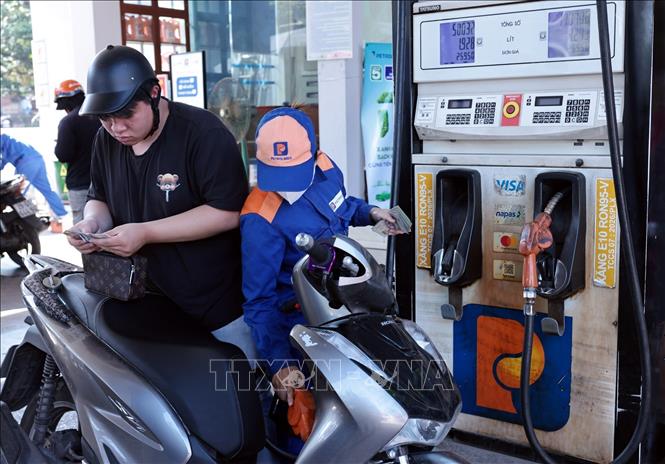 Mua bán xăng sinh học tại một cửa hàng của Petrolimex sáng 24/5. Ảnh: Trần Việt - TTXVN