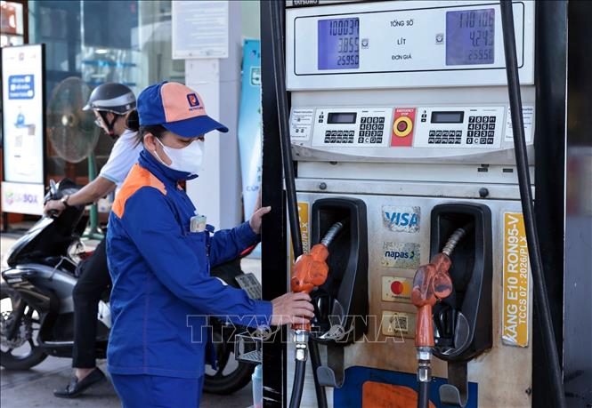 Điểm kinh doanh của Petrolimex số 1 Lương Yên, Hà Nội chuyển đổi 100% sang xăng E10. Ảnh: Trần Việt - TTXVN