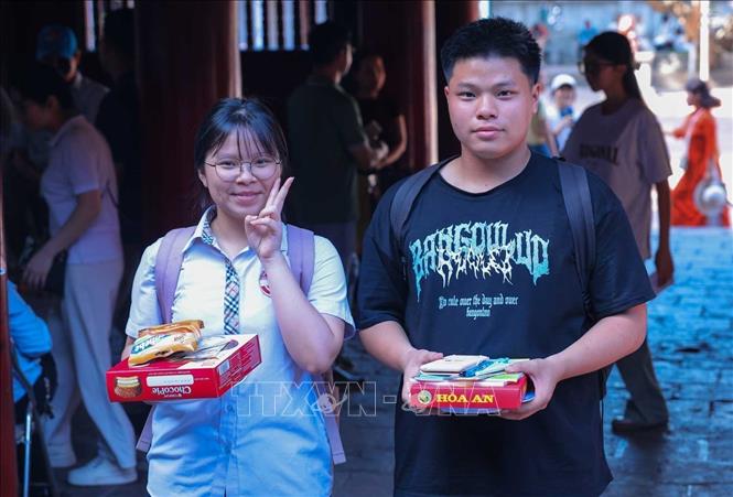 Nhiều thí sinh đến Văn Miếu - Quốc Tử Giám cầu mong thi cử thuận lợi. Ảnh: Hoàng Hiếu - TTXVN