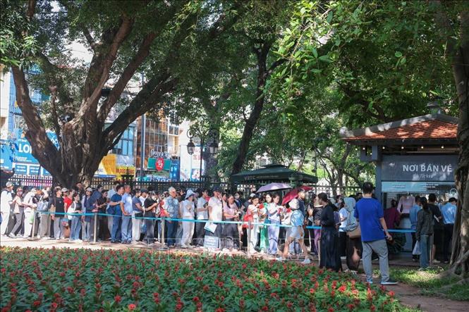 Nhiều thí sinh, phụ huynh và du khách đến Khu di tích quốc gia đặc biệt Văn Miếu - Quốc Tử Giám từ sáng sớm 24/5. Ảnh: Hoàng Hiếu - TTXVN