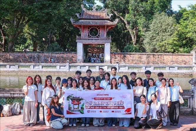 Nhiều thí sinh đến Văn Miếu - Quốc Từ Giám cầu may trước kỳ thi quan trọng. Ảnh: Hoàng Hiếu - TTXVN