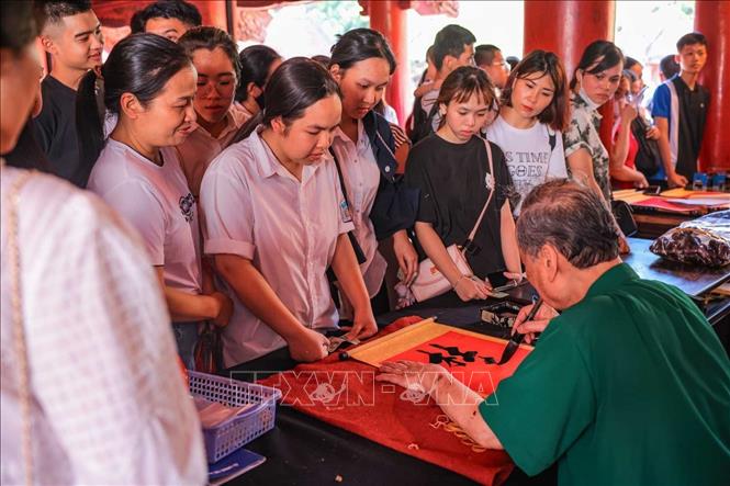 Xin chữ tại Văn Miếu - Quốc Tử Giám - một truyền thống tốt đẹp được nhiều thí sinh và phụ huynh mong chờ. Ảnh: Hoàng Hiếu - TTXVN