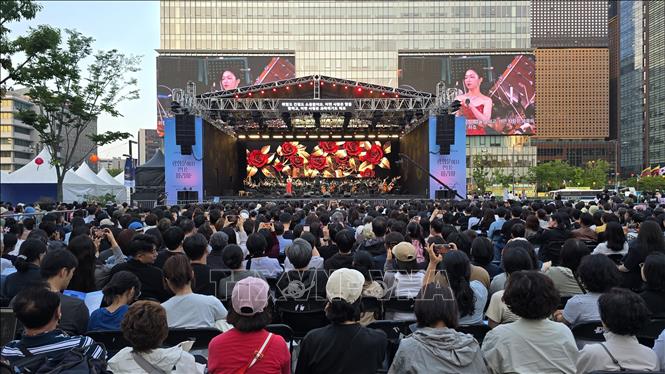 Người dân và du khách theo dõi chương trình hòa nhạc opera ngoài trời “Arias at Gwanghwamun” tại quảng trường Gwanghwamun, trung tâm thủ đô Seoul tối 22-23/5. Ảnh: Đức Thắng - P/v TTXVN tại Hàn Quốc 