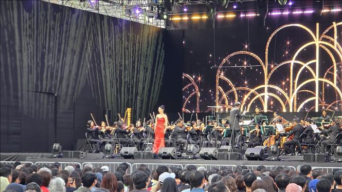 Nghệ sĩ opera biểu diễn cùng Dàn nhạc Giao hưởng Quốc gia Hàn Quốc tại chương trình hòa nhạc ngoài trời “Arias at Gwanghwamun” ở quảng trường Gwanghwamun, trung tâm thủ đô Seoul tối 22-23/5. Ảnh: Đức Thắng - P/v TTXVN tại Hàn Quốc 