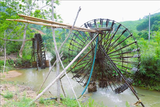 Những “cọn nước” trong thung lũng Bình Chuẩn ngày đêm cần mẫn nhịp quay, đều đặn cung cấp nước tưới cho những diện tích đồng rượng ở nằm vị trí cao từ 1 đến 3m so với mặt nước suối trong thung lũng Bình Chuẩn. Ảnh: Xuân Tiến - TTXVN  