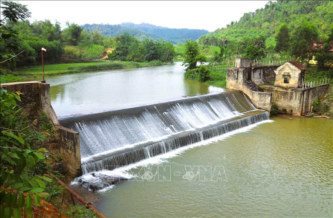 Công trình đập Na Cọ trên hạ lưu dòng Khe Cố thực hiện chức năng trị thủy, cung cấp nước tưới và tạo nên những mùa vàng cho những cánh ruộng trong thung lũng Bình Chuẩn. Ảnh: Xuân Tiến - TTXVN 
