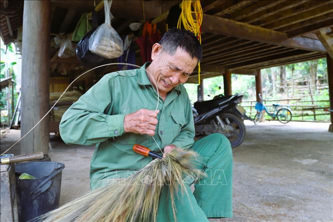 Khi đại ngàn Pù Huống vào mùa đót, nghề làm chổi đót thủ công ở các bản Na Cọ, Mét, Xiềng (xã Bình Chuẩn) phát triển mạnh, góp phần tạo việc làm và tăng thêm thu nhập cho dân bản. Xuân Tiến - TTXVN 