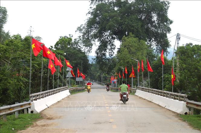 Cầu bê tông bắc qua suối Khe Mét, chạy qua trung tâm bản Mét (xã Bình Chuẩn) trên quốc lộ 48C huyết mạch đã tạo thuận lợi giao thông, thúc đẩy kinh tế bản làng. Ảnh: Xuân Tiến - TTXVN 