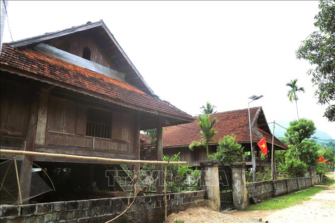 Cuộc sống hiện đại đang từng ngày len lỏi vào các bản làng nhưng đồng bào Thái ở Bình Chuẩn vẫn gìn giữ, bảo lưu được hàng trăm ngôi nhà sàn truyền thống, tạo nên nét đẹp đặc trưng mang tính nhận diện văn hóa của bản làng. Ảnh: Xuân Tiến - TTXVN 