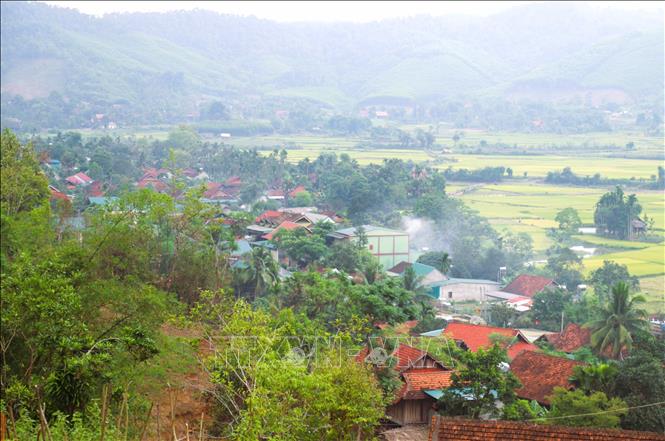 Khung cảnh bản làng của xã Bình Chuẩn (tỉnh Nghệ An) nằm dọc quốc lộ 48C, trải dài trong thung lũng được ôm trọn bởi những dãy núi cao trùng điệp và màu xanh thẳm của vùng đệm đại ngàn Pù Huống. Ảnh: Xuân Tiến - TTXVN 