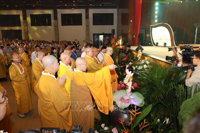 Thực hiện nghi thức tắm Phật tại Đại lễ. Ảnh: Đức Phương - TTXVN