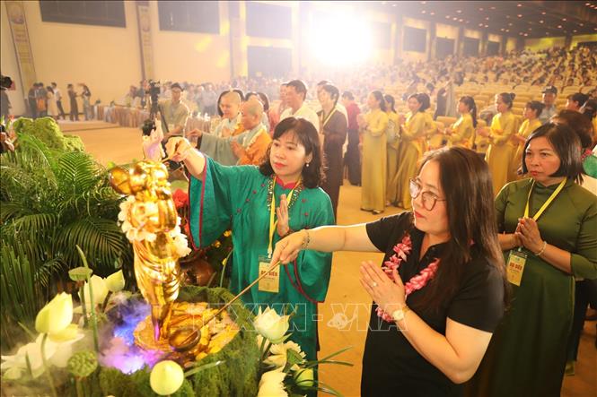 Thực hiện nghi thức tắm Phật tại Đại lễ. Ảnh: Đức Phương - TTXVN