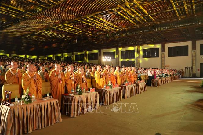 Các đại biểu thực hiện nghi thức dâng hương cầu nguyện tại Đại lễ. Ảnh: Đức Phương - TTXVN