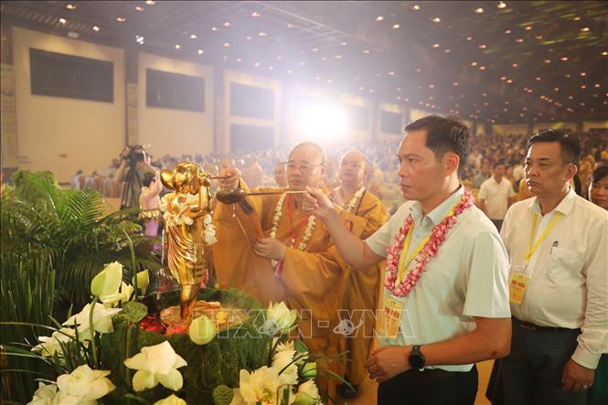 Thực hiện nghi thức tắm Phật tại Đại lễ. Ảnh: Đức Phương - TTXVN