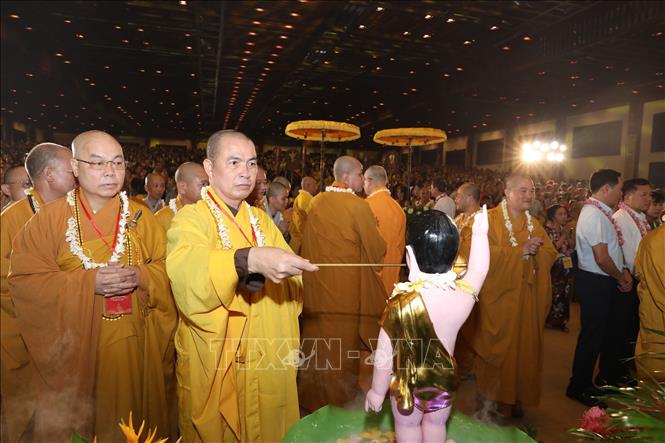 Thực hiện nghi thức tắm Phật tại Đại lễ. Ảnh: Đức Phương - TTXVN