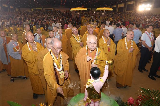 Thực hiện nghi thức tắm Phật tại Đại lễ. Ảnh: Đức Phương - TTXVN