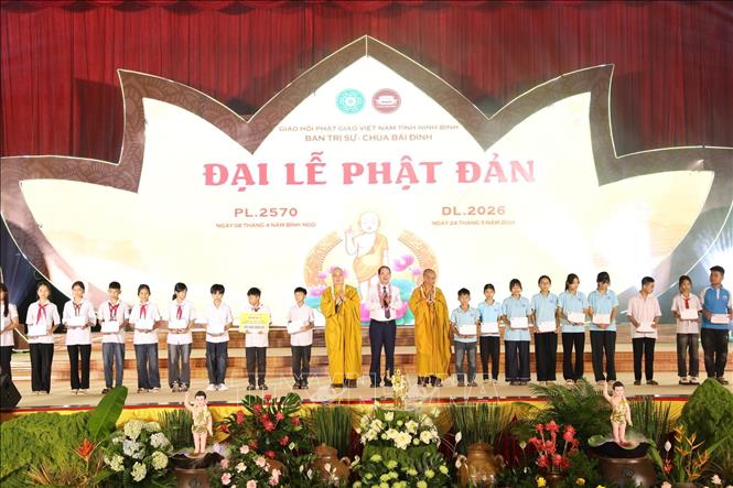 Ban Tổ chức trao quà từ thiện tới các học sinh vượt khó trên địa bàn phường Tây Hoa Lư. Ảnh: Đức Phương - TTXVN