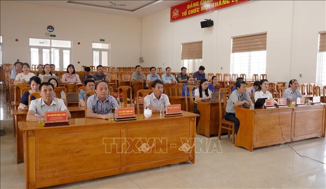 Các cán bộ phường Đồng Thuận, tỉnh Quảng Trị tham gia lớp học trực tuyến. Ảnh: Thanh Thuỷ-TTXVN                                                              