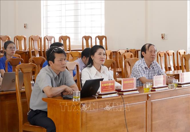 Các cán bộ phường Đồng Thuận, tỉnh Quảng Trị tham gia lớp học trực tuyến. Ảnh: Thanh Thuỷ-TTXVN                                                              