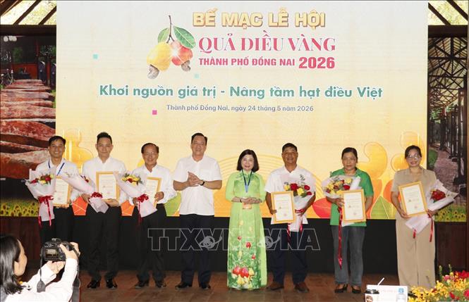 Lãnh đạo thành phố Đồng Nai tri ân các đơn vị, doanh nghiệp đã tham gia đồng hành cùng Ban Tổ chức. Ảnh: Nhật Bình – TTXVN.
