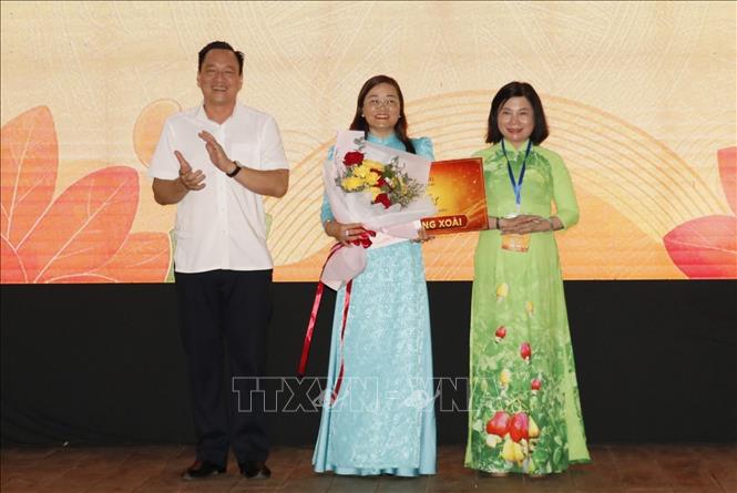 Ban tổ chức trao giải Nhất cho phường Đồng Xoài tại Hội thi ẩm thực “Hương vị ba miền – Câu chuyện cây Điều”. Ảnh: Nhật Bình – TTXVN.