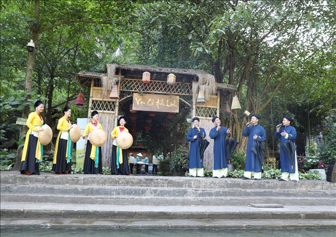 Các tiết mục văn nghệ bên bờ sông Ngô Đồng. Ảnh: Thanh Tuấn - TTXVN 