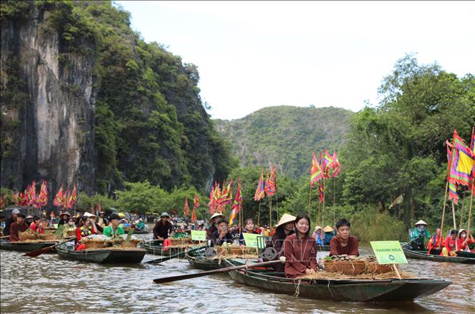 Đoàn rước các sản vật vào Đền Thần Nông Tam Cốc. Ảnh: Thanh Tuấn - TTXVN 