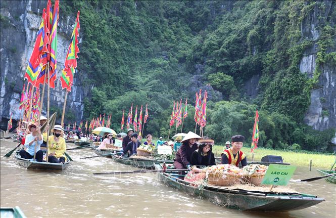 Đoàn rước các sản vật vào Đền Thần Nông Tam Cốc. Ảnh: Thanh Tuấn - TTXVN 