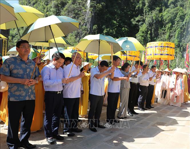 Phó Chủ tịch Quốc hội Nguyễn Thị Thanh cùng các đại biểu thực hiện nghi thức dâng hương tại Đền Thần nông Tam Cốc. Ảnh: Thanh Tuấn - TTXVN 