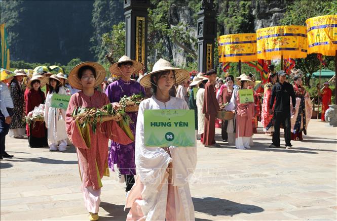 Dâng tiến các sản phẩm nông nghiệp đặc trưng vào Đền Thần Nông Tam Cốc. Ảnh: Thanh Tuấn - TTXVN 