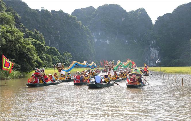 Đoàn rước các sản vật vào Đền Thần Nông Tam Cốc. Ảnh: Thanh Tuấn - TTXVN 