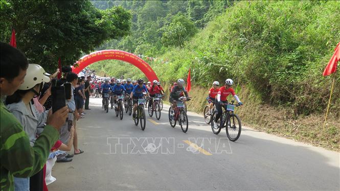 Các vận động viên xuất phát chinh phục cung đường địa hình dài 23 km. Ảnh: Hương Thu - TTXVN                           