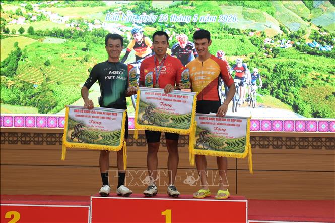 Trao giải cho các vận động viên đạt kết quả cao. Ảnh: Hương Thu - TTXVN                 