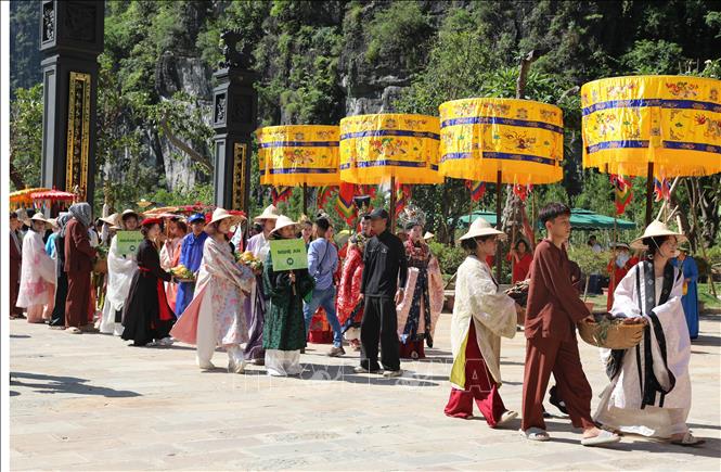 Dâng tiến các sản phẩm nông nghiệp đặc trưng vào Đền Thần Nông Tam Cốc. Ảnh: Thanh Tuấn - TTXVN 