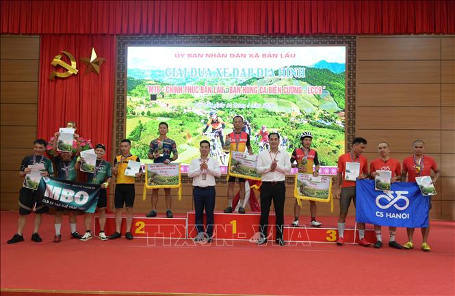 Trao giải cho các vận động viên đạt kết quả cao. Ảnh: Hương Thu - TTXVN                 