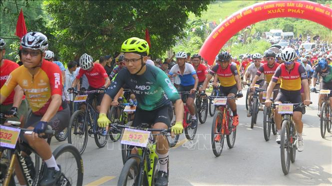 Các vận động viên xuất phát chinh phục cung đường địa hình dài 23 km. Ảnh: Hương Thu - TTXVN                 