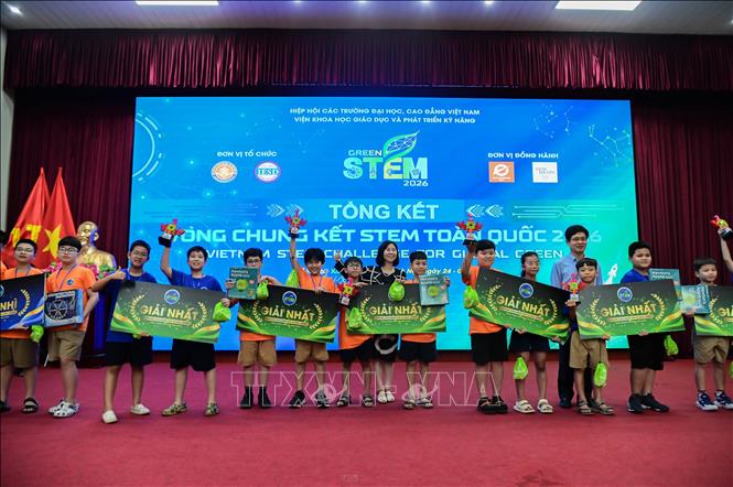 Ban tổ chức trao giải Nhất cho 6 đội thi xuất sắc. Ảnh: Thu Phương - TTXVN
