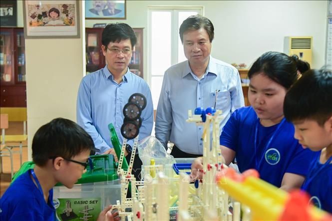 Ban giám khảo đánh giá kỹ lượng từng kỹ năng của các đội thi. Ảnh: Thu Phương - TTXVN