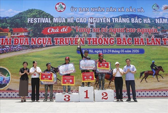BTC trao giải cho các nài ngựa đạt thành tích xuất sắc tại Giải đua ngựa truyền thống Bắc Hà lần thứ 19. Ảnh: Tuấn Khôi - TTXVN 