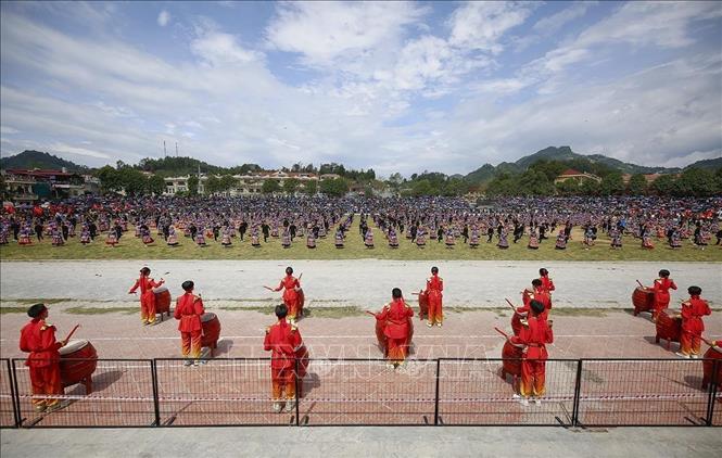 Chương trình nghệ thuật mang đậm bản sắc văn hóa vùng cao Bắc Hà. Ảnh: Tuấn Khôi - TTXVN 