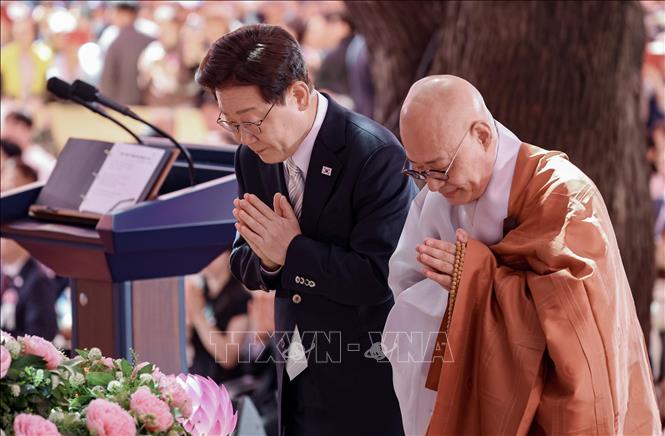 Tổng thống Hàn Quốc Lee Jae Myung (trái) dự Đại lễ Phật đản ở thủ đô Seoul ngày 24/5/2026. Ảnh: Yonhap/TTXVN