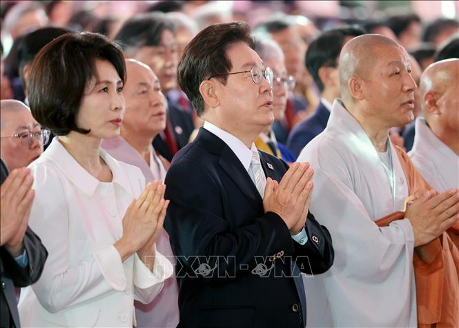 Tổng thống Hàn Quốc Lee Jae Myung (giữa) dự Đại lễ Phật đản ở thủ đô Seoul ngày 24/5/2026. Ảnh: Yonhap/TTXVN