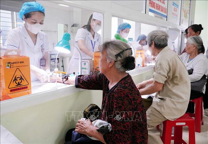 Lấy máu xét nghiệm cho người dân tại Bệnh viện Đa khoa phường Trần Lãm. Ảnh: Nguyễn Công Hải - TTXVN