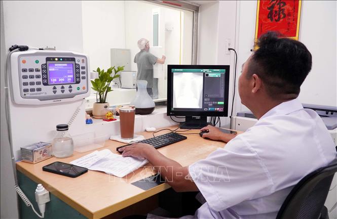 Chụp X-Quang khám bệnh cho người dân tại Bệnh viện Đa khoa phường Trần Lãm. Ảnh: Nguyễn Công Hải - TTXVN