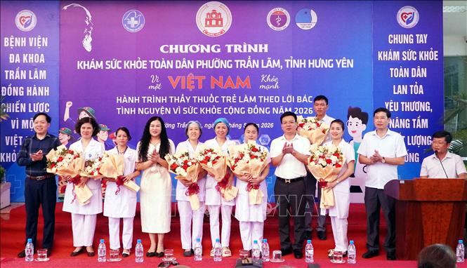 Lãnh đạo Sở Y tế tỉnh Hưng Yên và lãnh đạo phường Trần Lãm tặng hoa, động viên các bác sỹ tham gia công tác khám sức khỏe toàn dân. Ảnh: Nguyễn Công Hải - TTXVN
