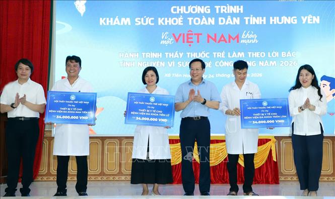 Các đồng chí lãnh đạo Bộ Y tế, Hội Thầy thuốc trẻ Việt Nam, Sở Y tế trao biểu trưng thiết bị y tế tặng các bệnh viện tại chương trình khám sức khỏe toàn dân tỉnh Hưng Yên ở xã Tiên Hoa. Ảnh: Nguyễn Công Hải - TTXVN

