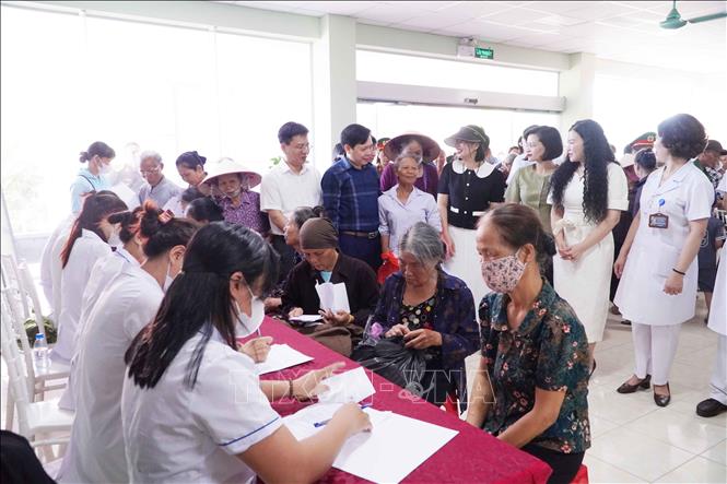 Lãnh đạo Sở Y tế tỉnh Hưng Yên và lãnh đạo phường Trần Lãm thăm hỏi, động viên người dân khám sức khỏe toàn dân tại Bệnh viện Đa khoa Trần Lãm. Ảnh: Nguyễn Công Hải - TTXVN
